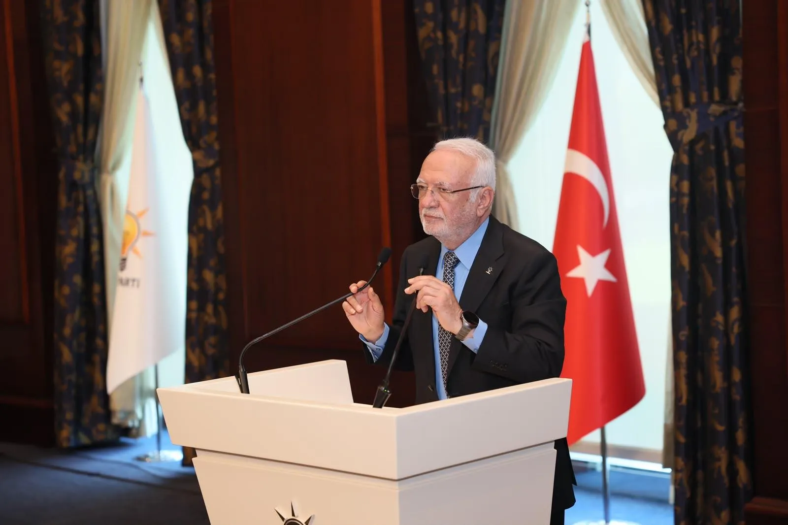AK Parti şehit ve gazi babalarını genel merkezde ağırladı