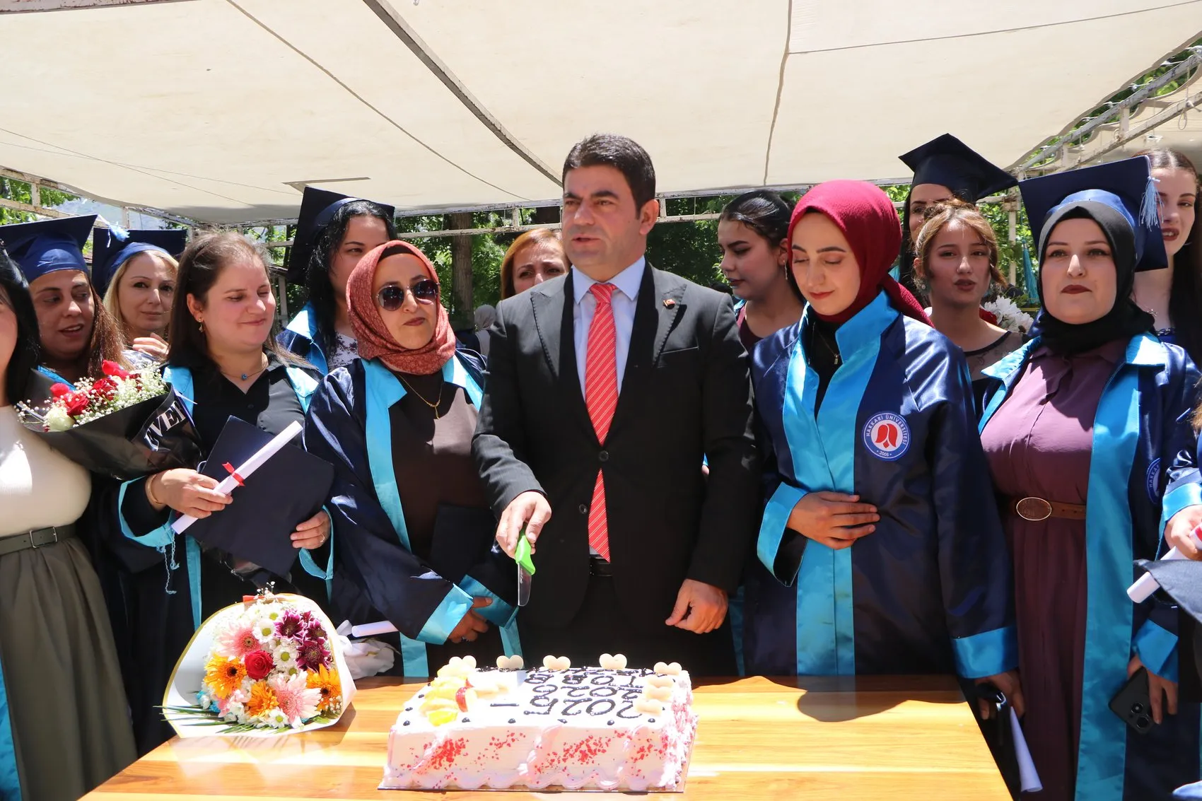 Şehit oğlunun vasiyeti Hamide anneyi 51 yaşında mezun etti