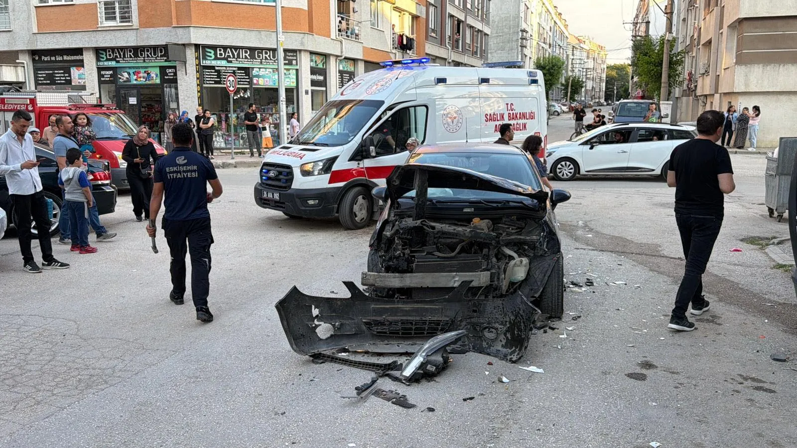 Eskişehir’de kontrolden çıkan araç dükkan duvarına çarptı