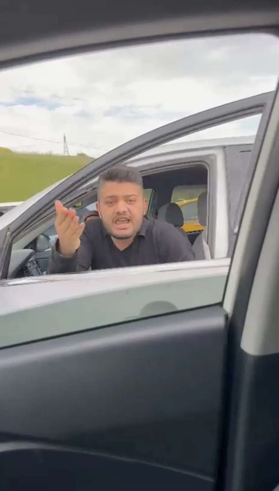 TEM Otoyolu’nda direksiyon başında terör estirdi