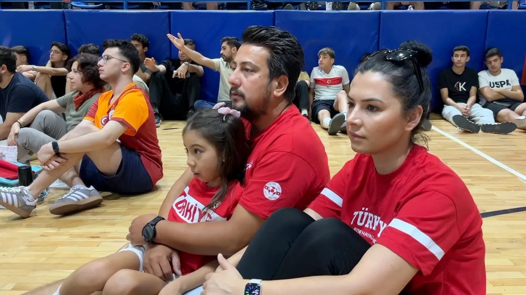 Aydınlılar milli maç için dev ekranda buluştu