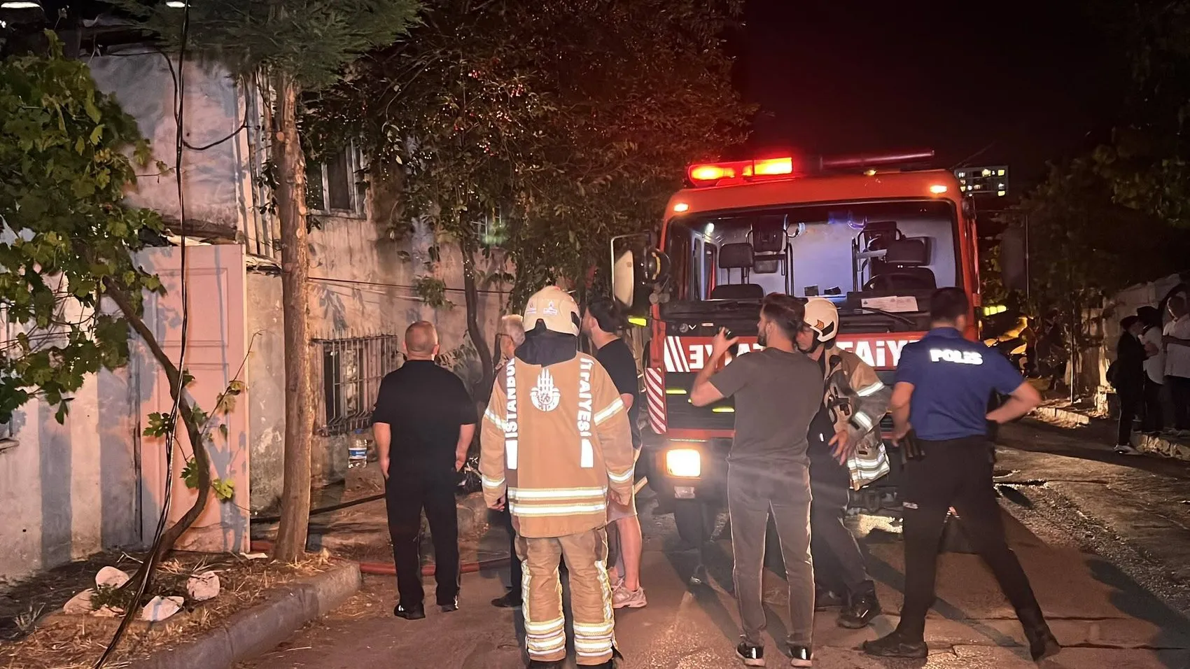 Gaziosmanpaşa’da gecekondu yangını korkuttu