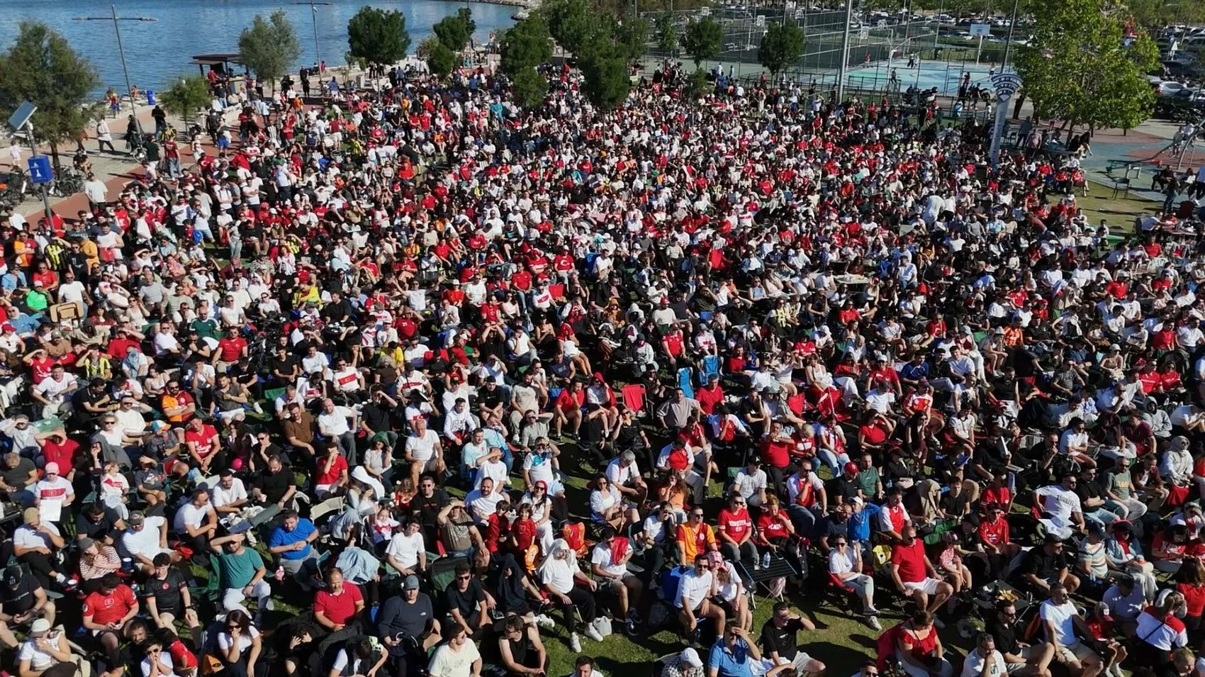 İzmir milli maç için dev ekranlara kilitleniyor