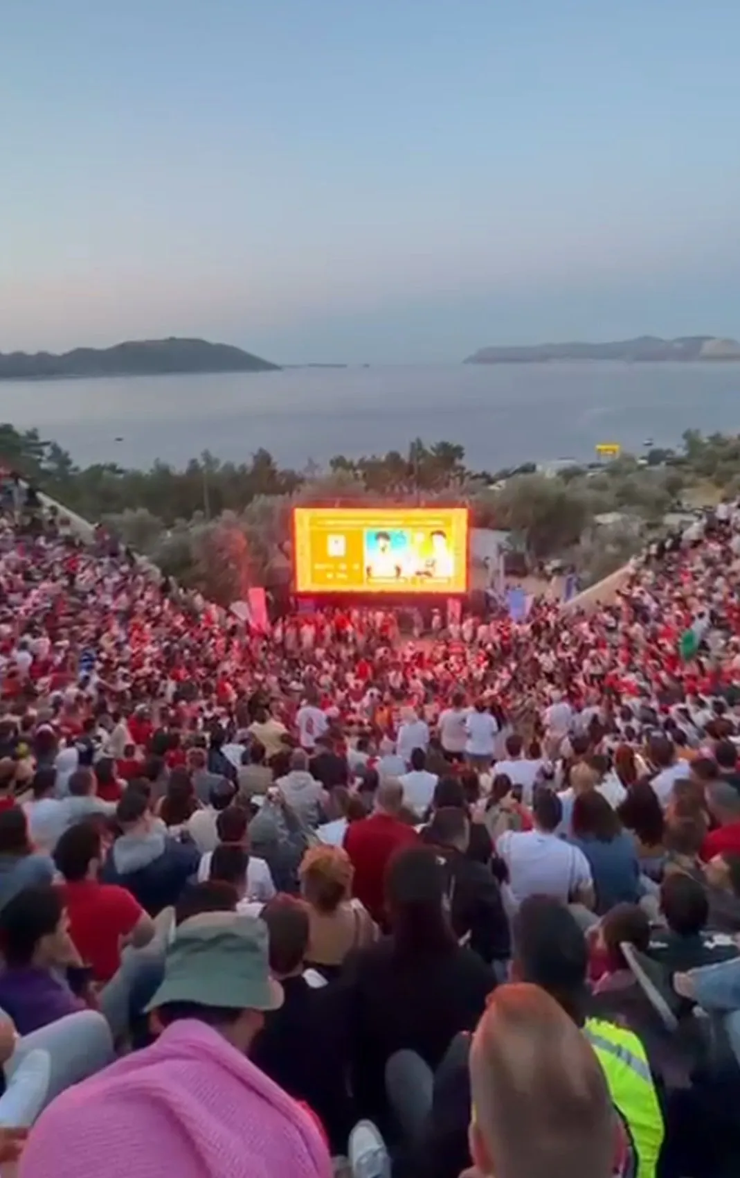 Antalya sahillerinde milli takım için dev ekranlı buluşma