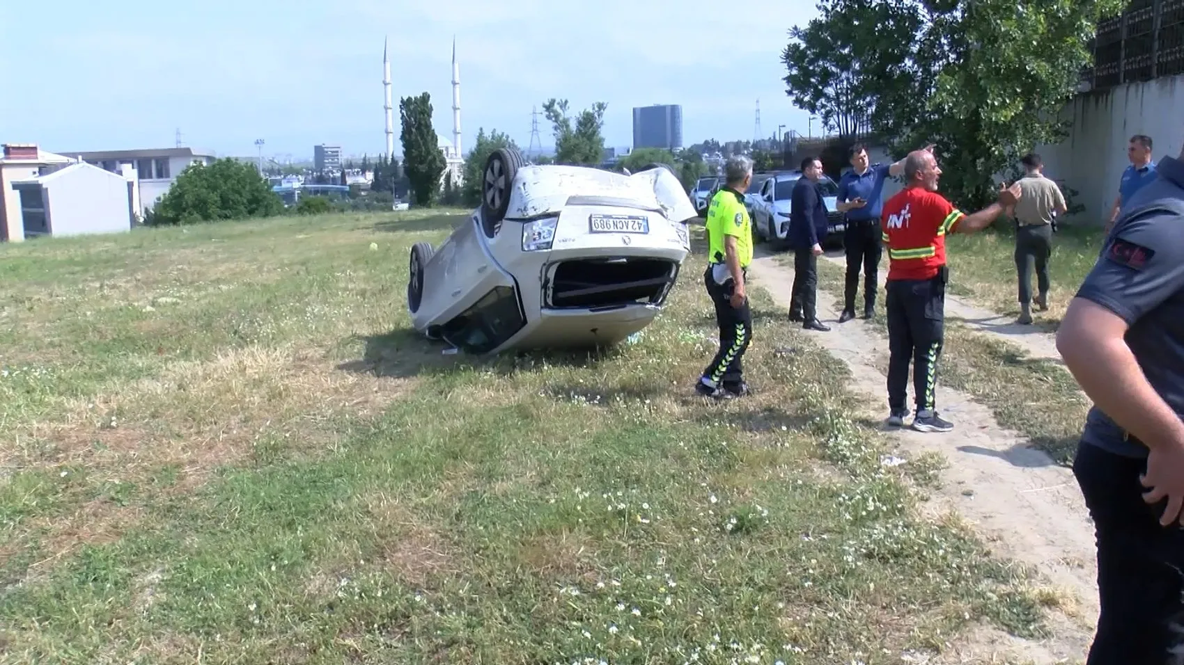Adliye otoparkında kaza yapan hakimin aracı iki metreden aşağı uçtu