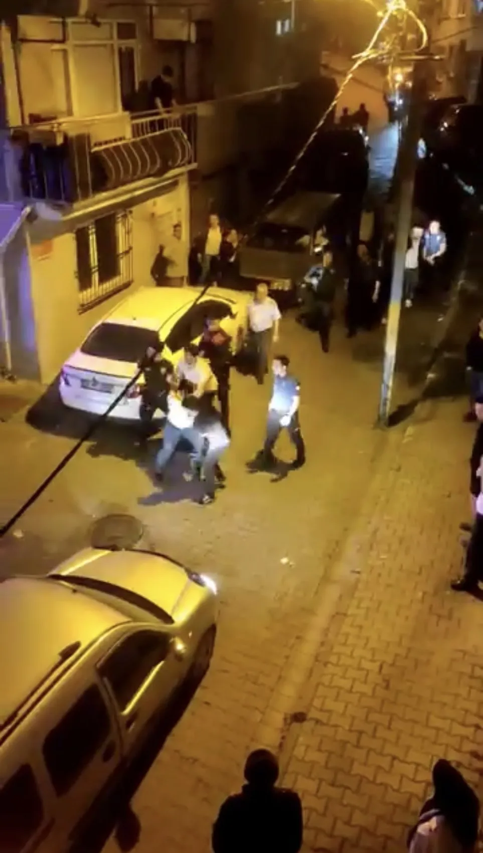Kağıthane’de uyuşturucu baskınında şüphelileri kaçırma girişimi