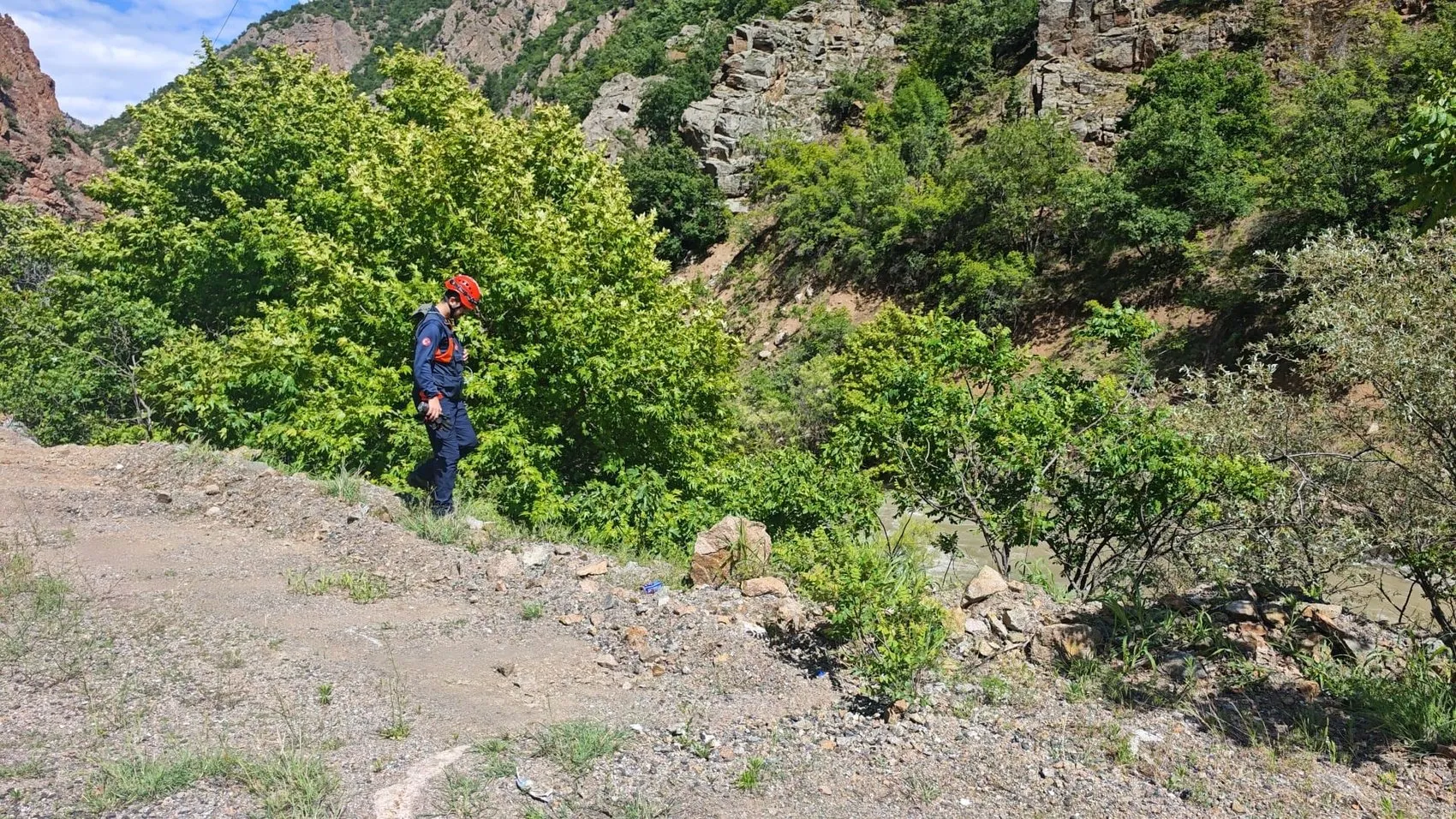 Artvin’de dereye uçan kamyonetteki baba ve oğul aranıyor