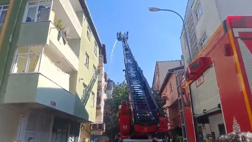 Tuzla'da alevler iki binayı birbirine kattı