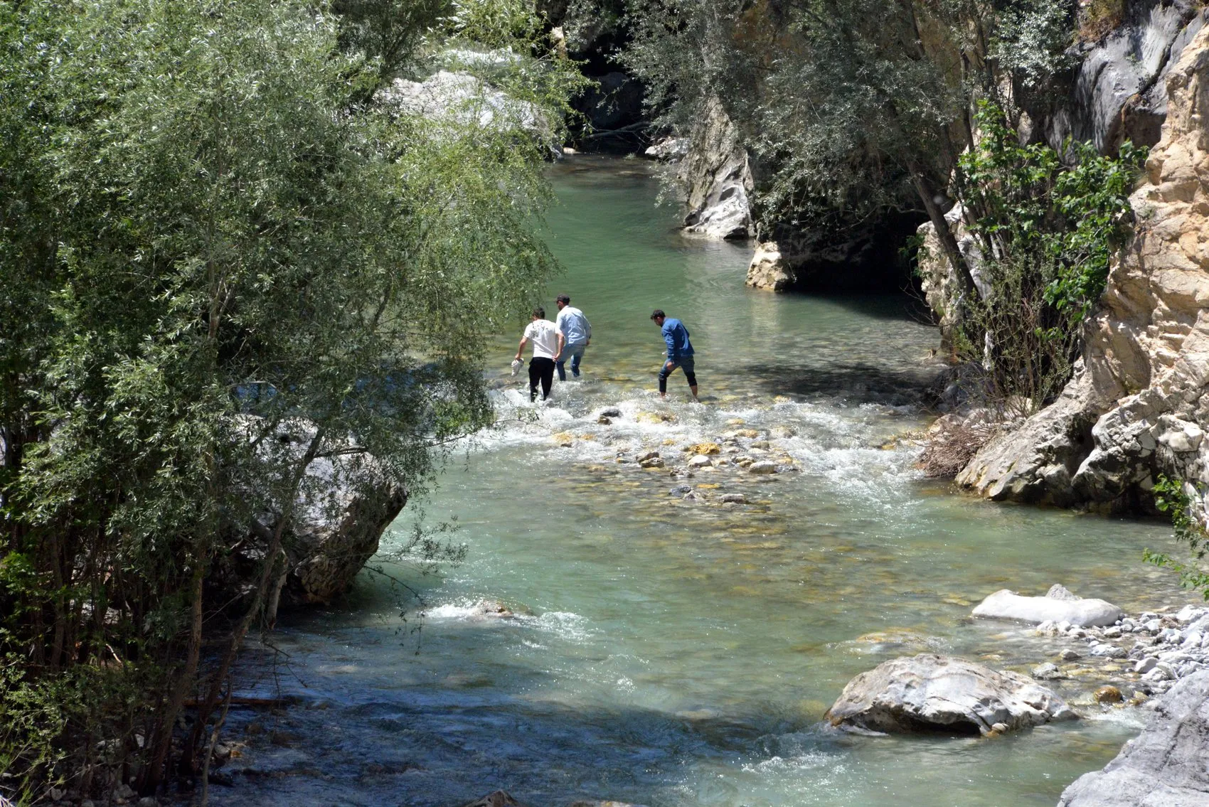 Baraj kapakları açıldı, piknikteki adam nehirde kayboldu
