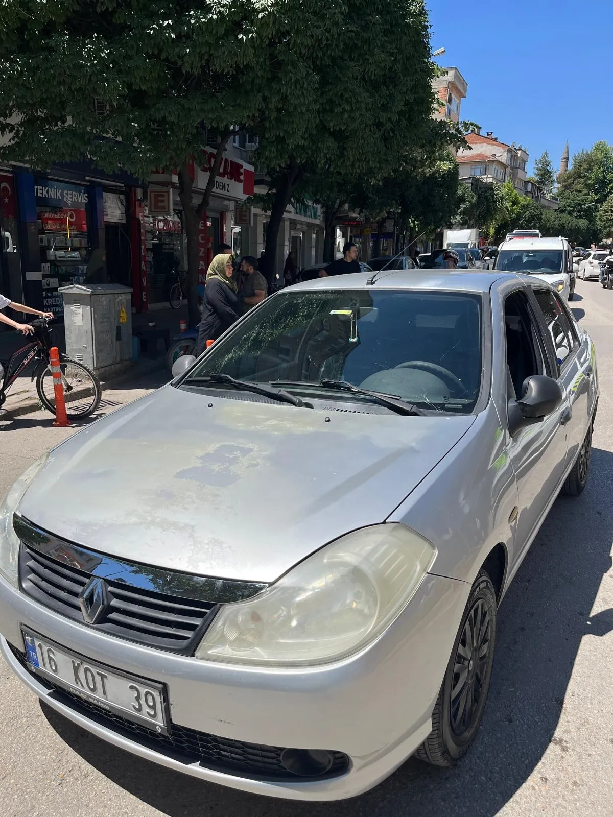 İnegöl’de yoldan geçen iki kardeşe otomobil çarptı
