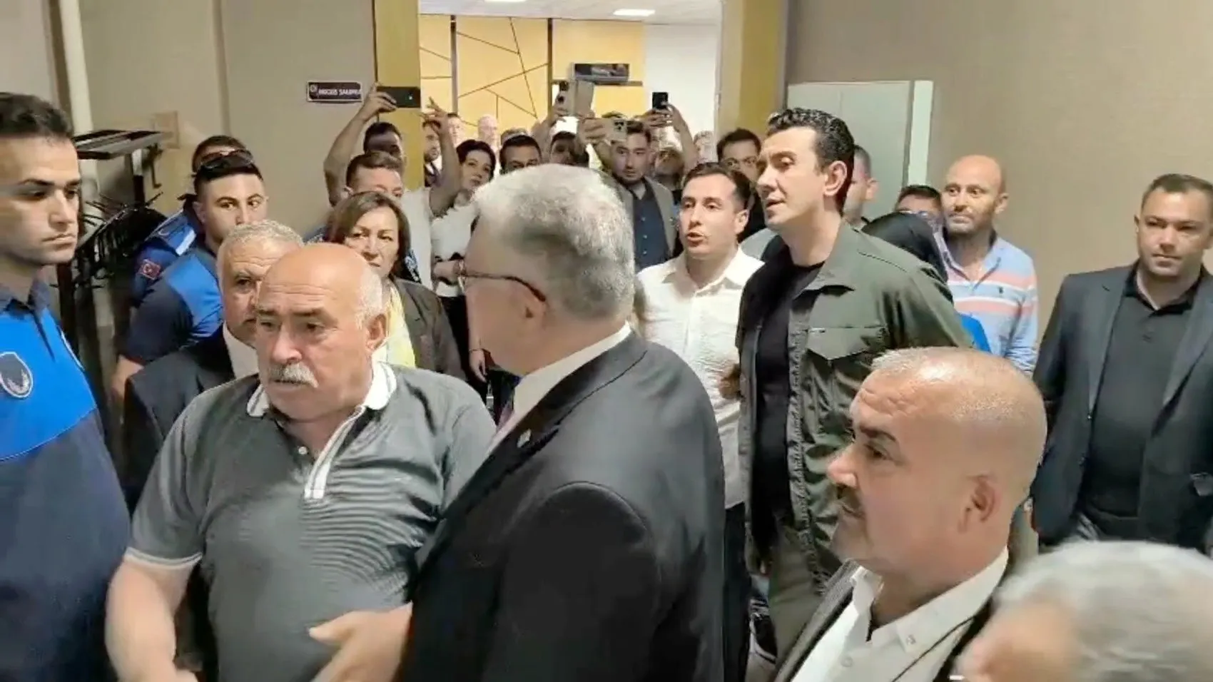 Afyonkarahisar Belediye Meclisi'nde parti değişikliği sonrası gerginlik