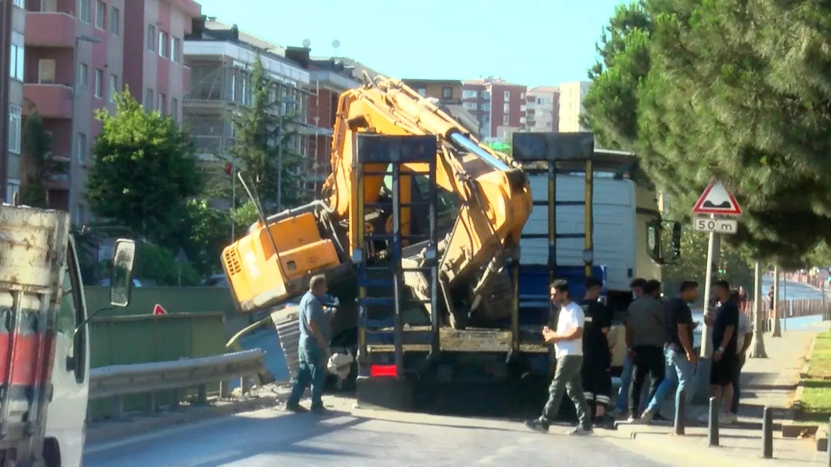 Bahçelievler'de TIR üstündeki kepçe yola savruldu
