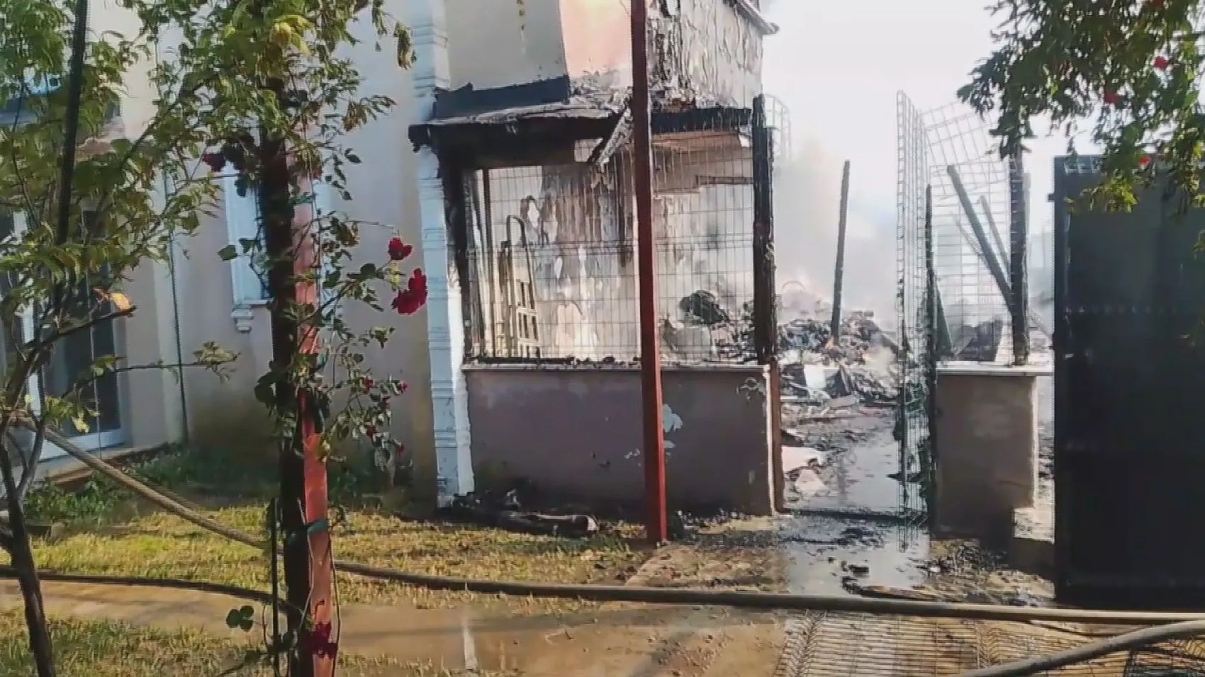 Silivri'de iki villayı küle çeviren yangın korkuttu