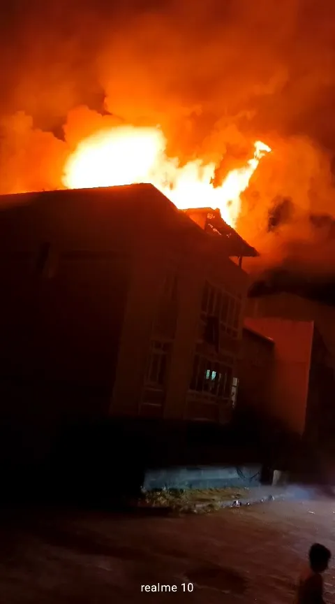 Avcılar'da gece yarısı çatı yangını paniği