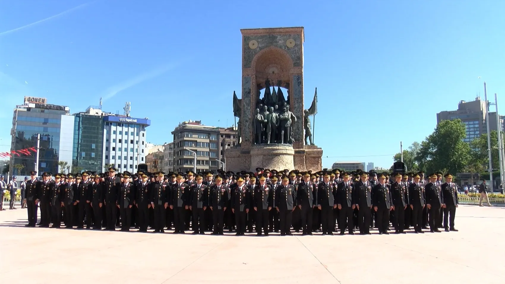Jandarma teşkilatı Taksim Cumhuriyet Anıtı önünde yıl dönümünü kutladı