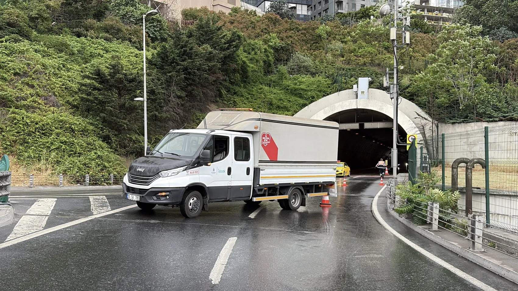 Şişli Bomonti Tüneli çıkışında devrilen kamyonet trafiği kilitledi