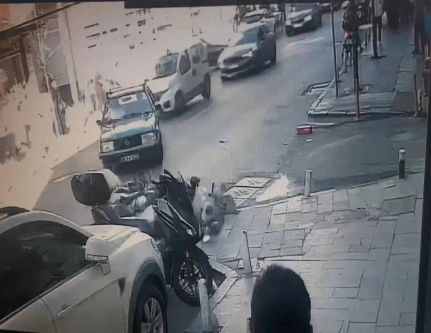 Kağıthane’de motosikletin otomobile çarptığı o anlar kamerada