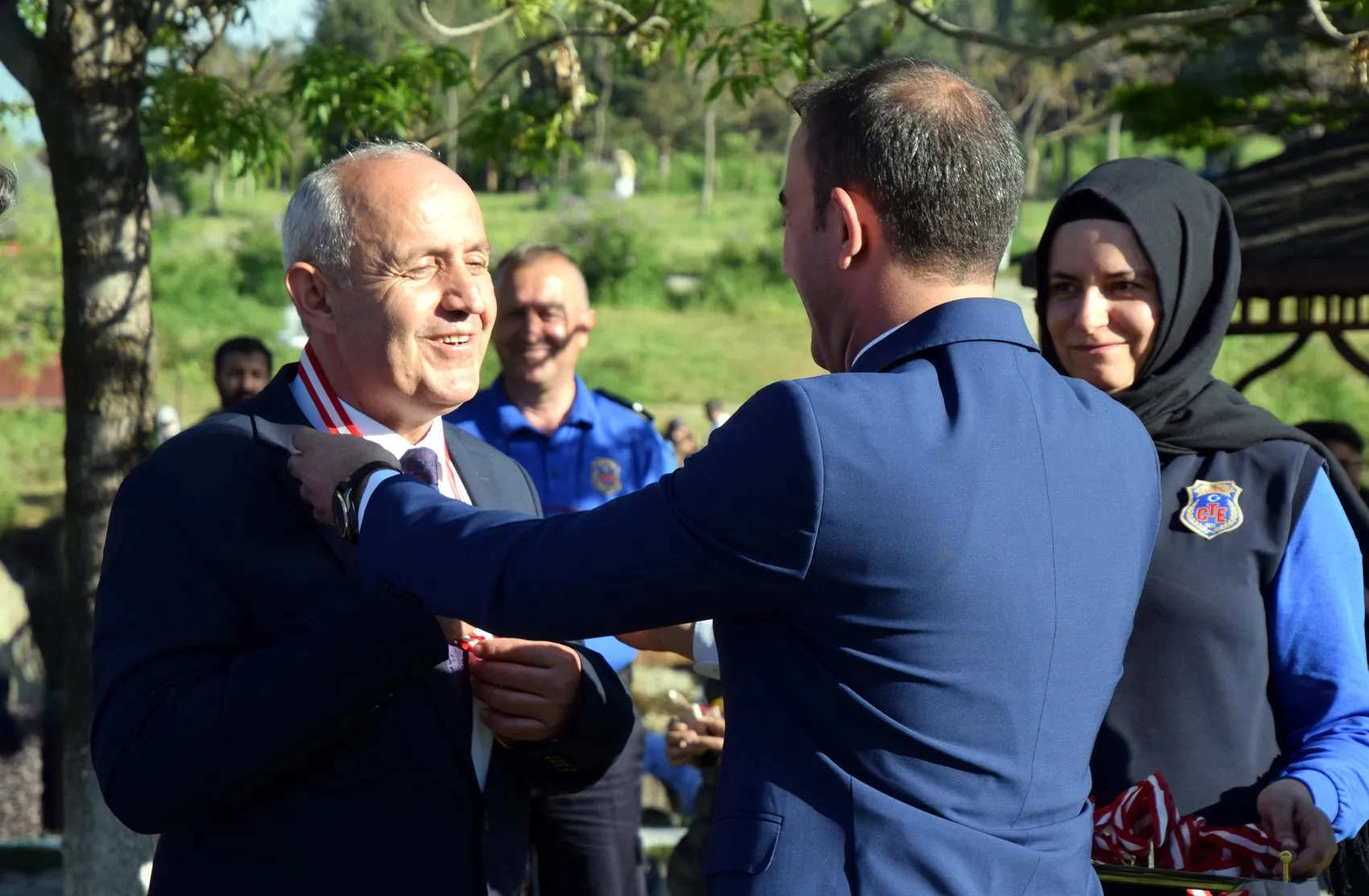 Erciş'te adliye çalışanları inci kefali göçüyle moral depoladı