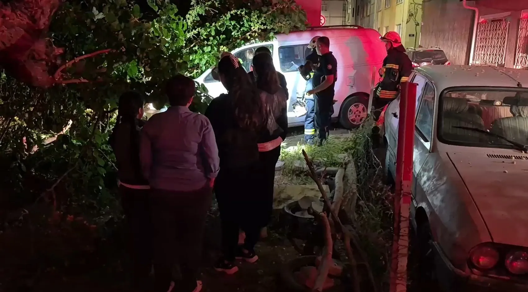 Eskişehir’de devrilen dut ağacı iki aracı hurdaya çevirdi
