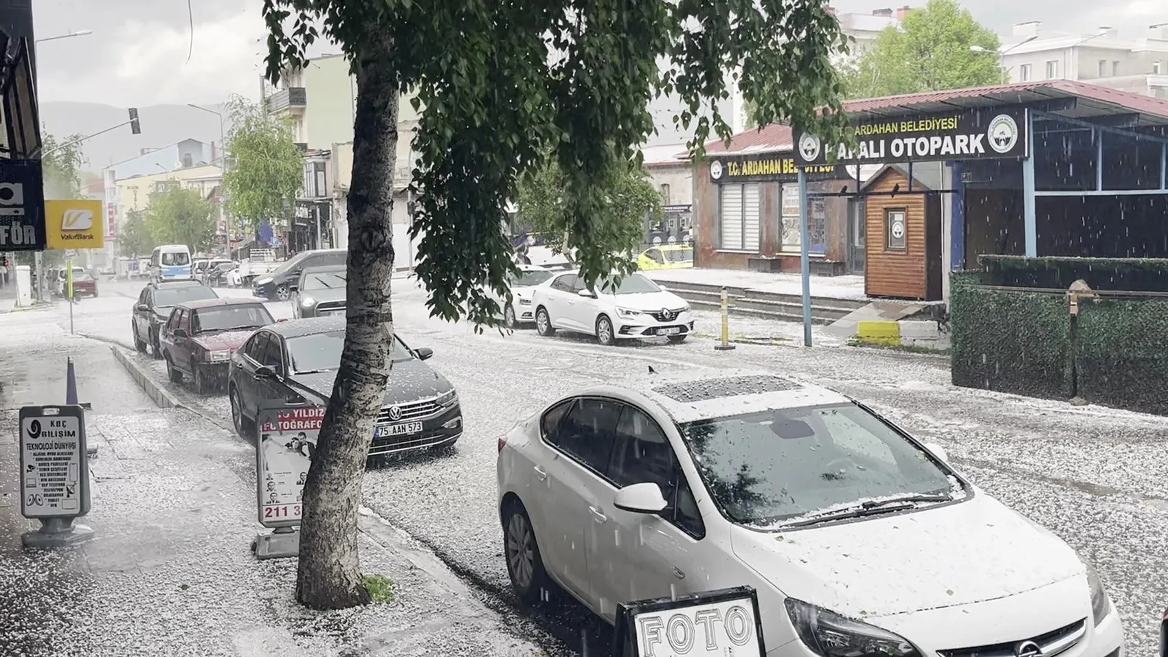 Ardahan’da aniden bastıran dolu sokakları beyaza boyadı