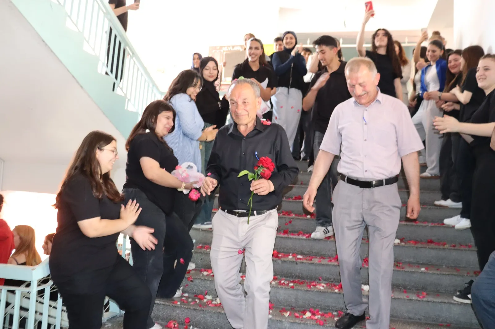 40 yıllık öğretmen okuldan Ferdi Tayfur şarkısıyla emekli oldu