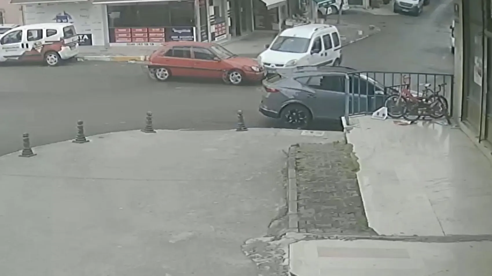 Pendik’te dikkatsiz sürücü kazaya davetiye çıkardı