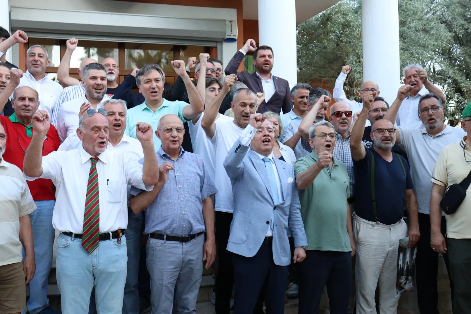 Karşıyaka'nın gurur günü 100 yıllık armaya özel forma