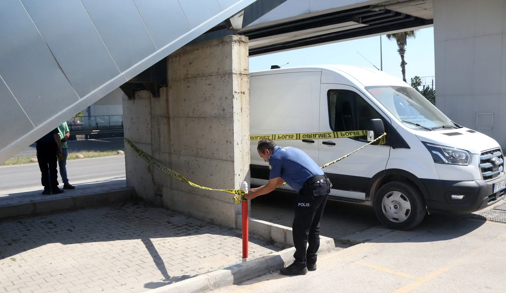 Antalya’da oto galeriye kurşun yağdıran saldırganlar kaçtı