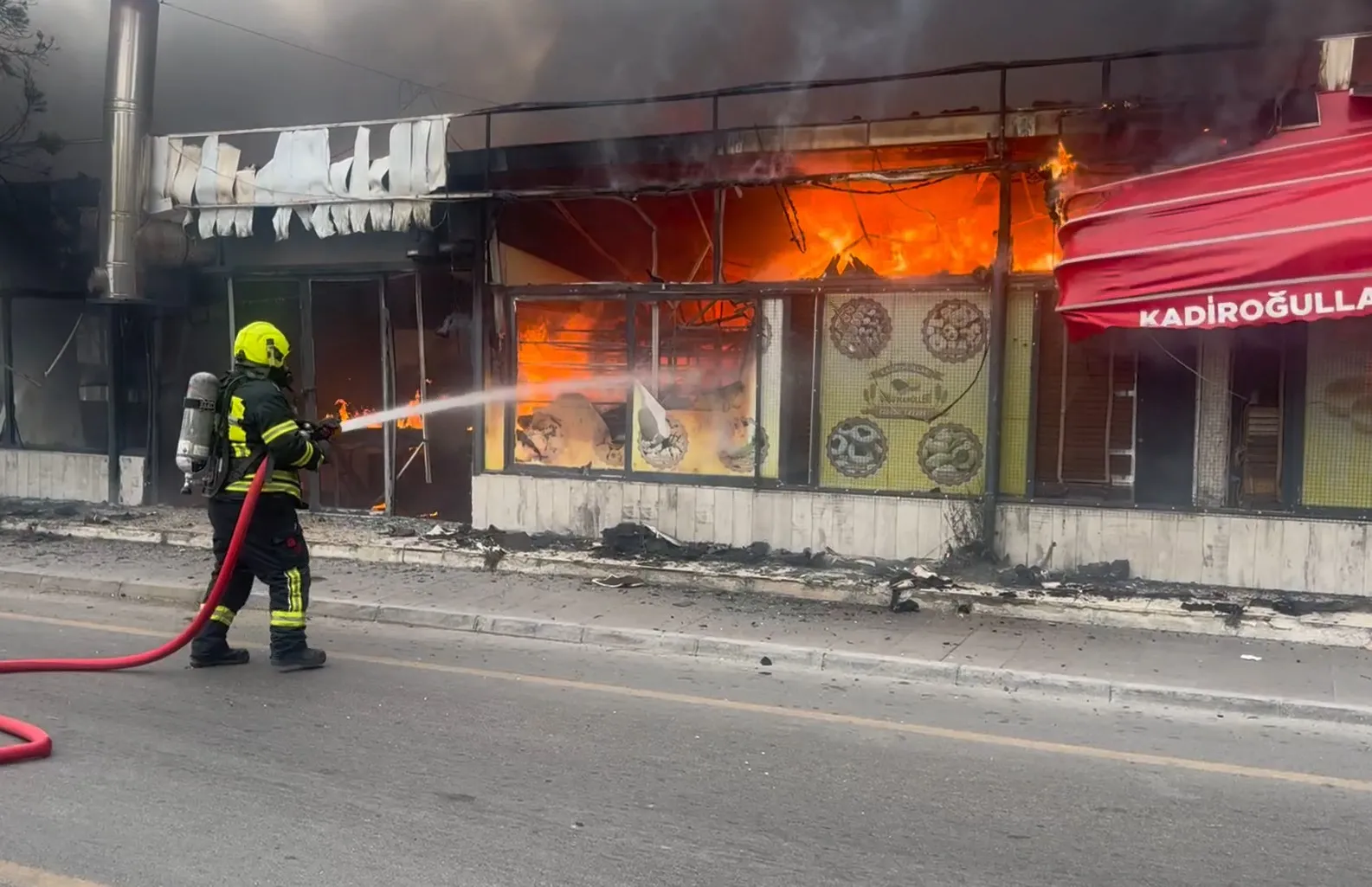 Mersin'de bir fırın yangınla küle döndü