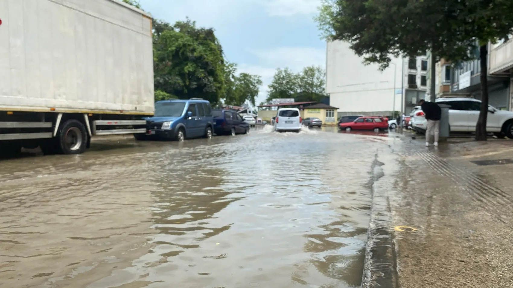 Fatsa'da sağanak trafiği kilitledi