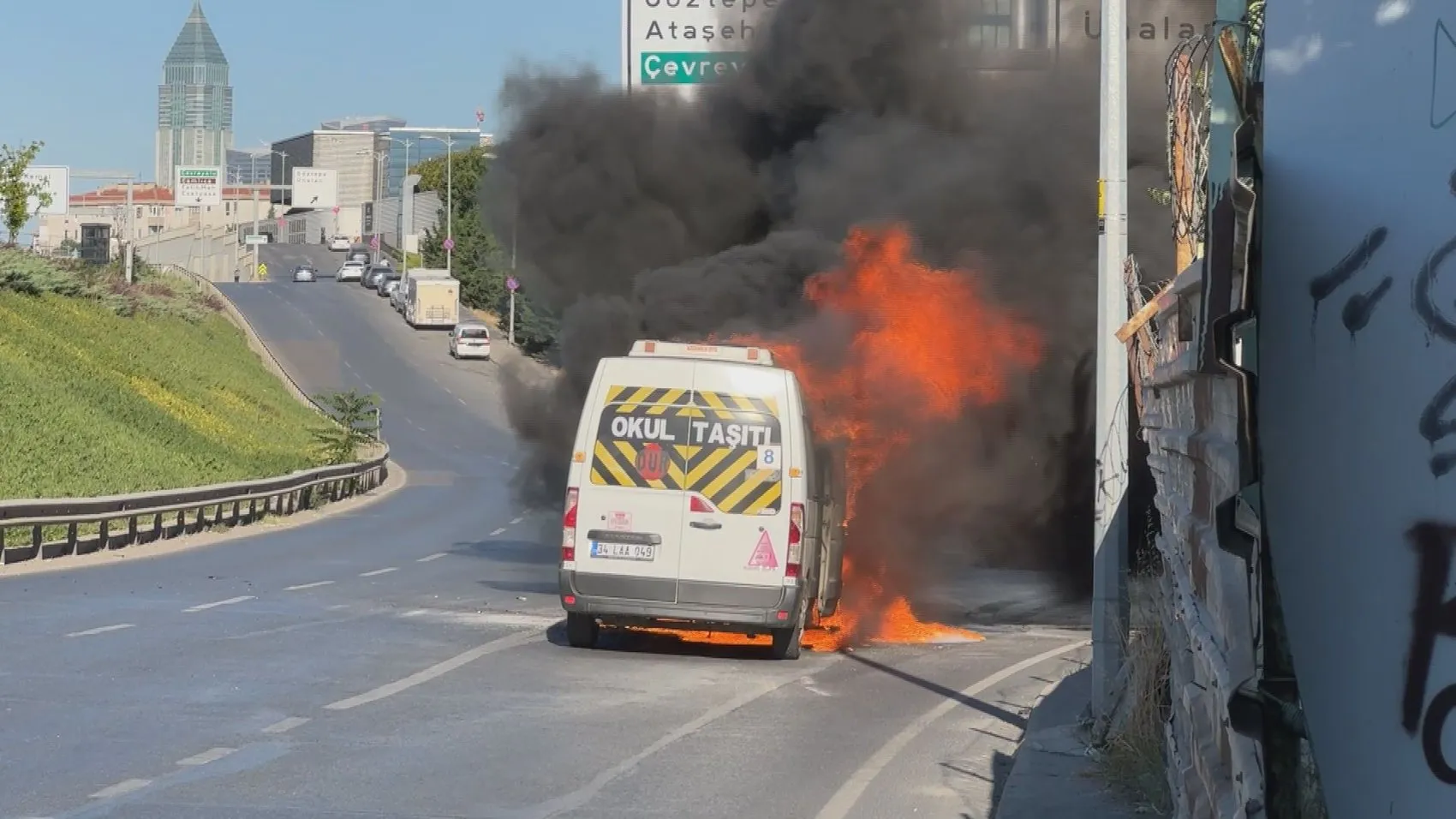 Üsküdar'da servis minibüsü seyir halindeyken yanarak kül oldu