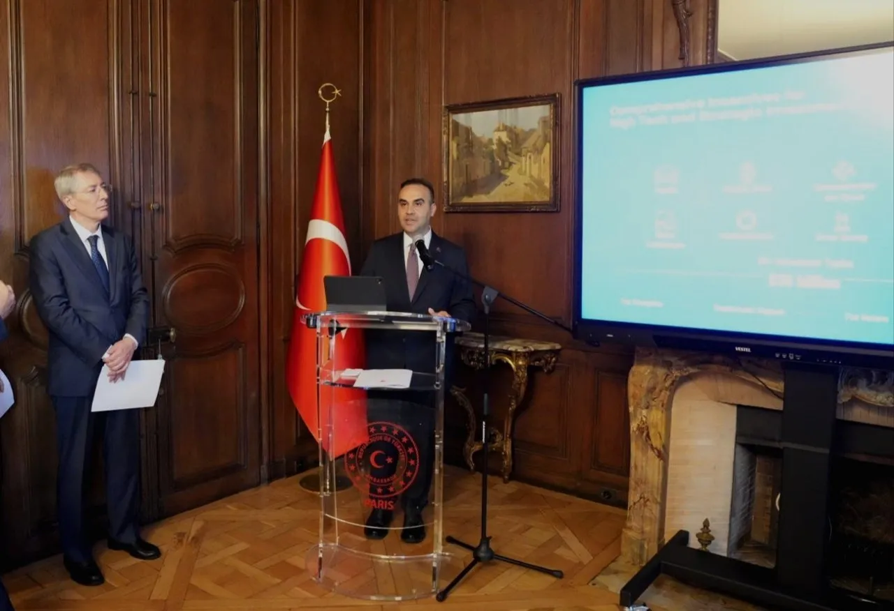 Bakan Kacır Paris'te teknoloji yatırımları için çağrı yaptı