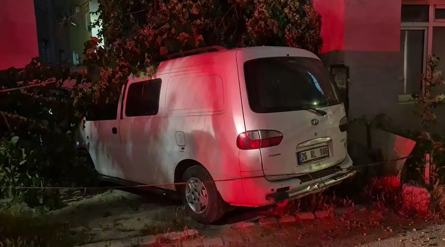 Eskişehir’de devrilen dut ağacı iki aracı hurdaya çevirdi