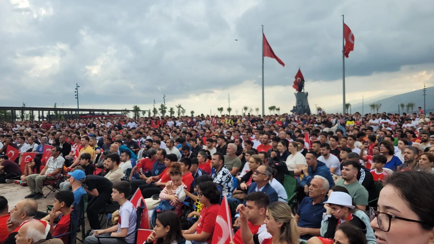 Hataylılar sağanak yağmura rağmen milli maçı dev ekranda izledi