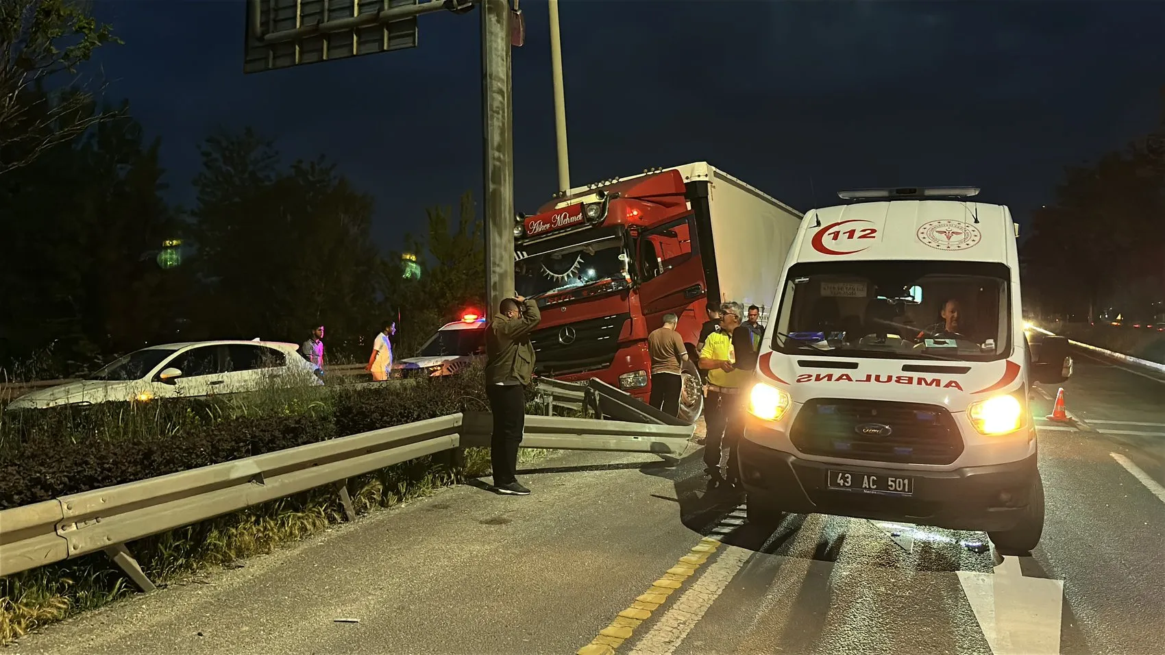 Kütahya yolunda direksiyon başında fenalaşan TIR şoförü kaza yaptı