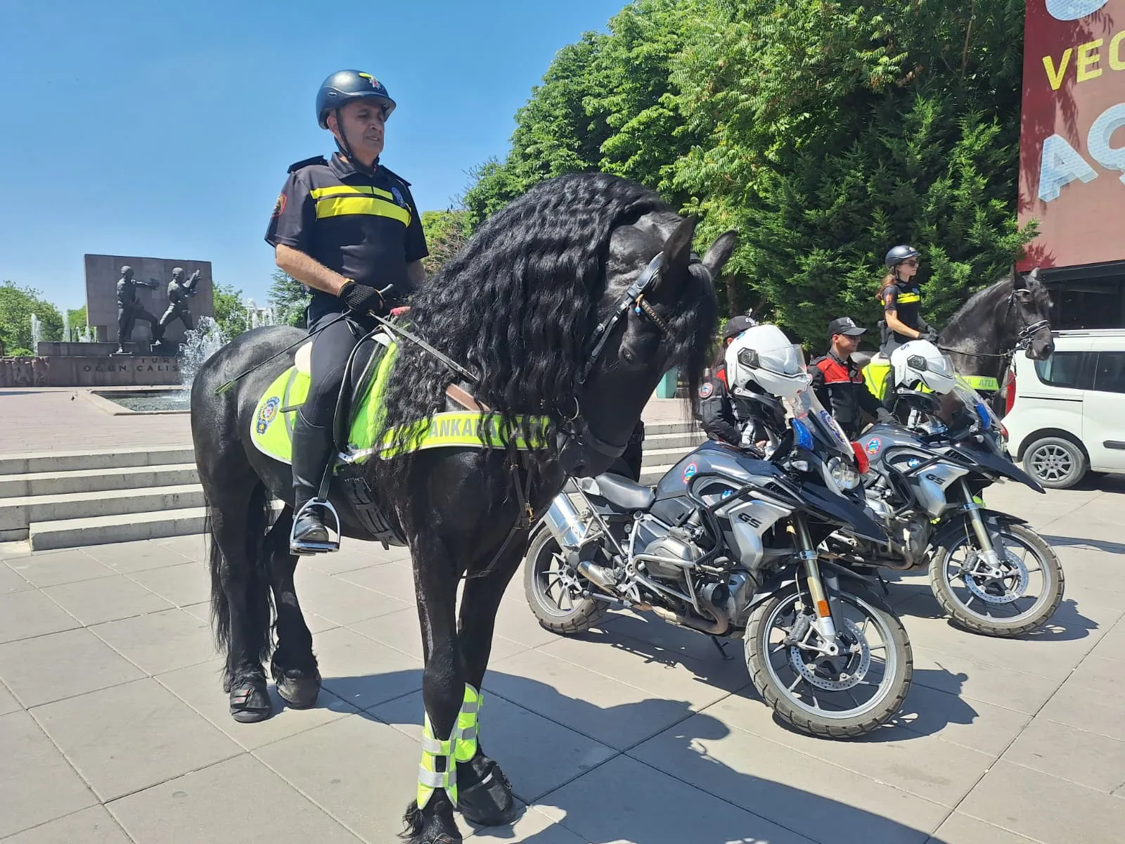 Ankara sokaklarında NATO Zirvesi için atlı polis dönemi