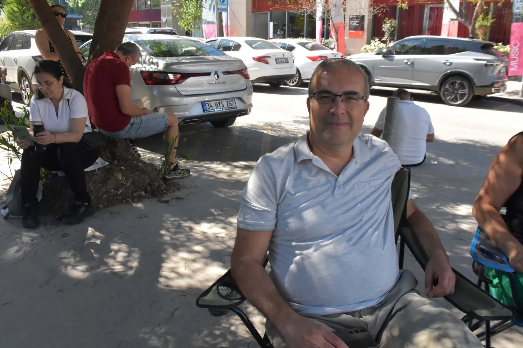 İzmir'de AYT maratonu başladı; veliler okul kapılarında bekliyor