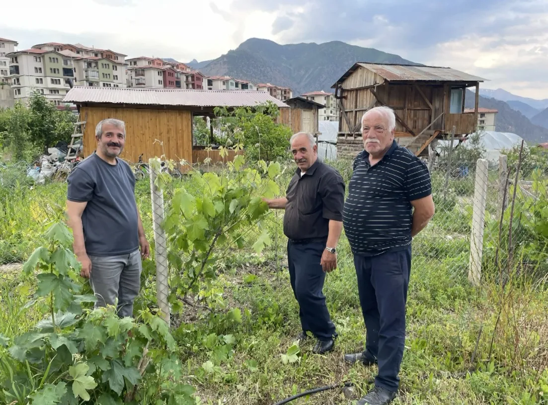 Yusufeli'nde boş vakitleri toprağa dönüştüren eğitimciler