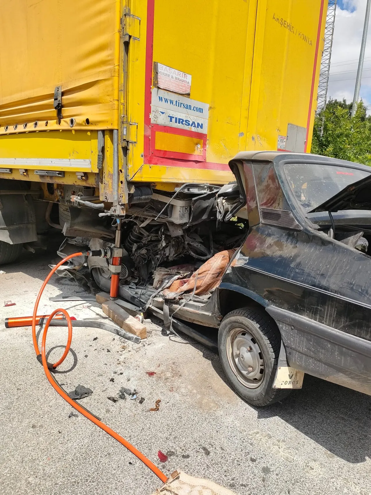 Samsun Bafra'da feci kaza TIR'a çarpan otomobildeki çift hayatını kaybetti