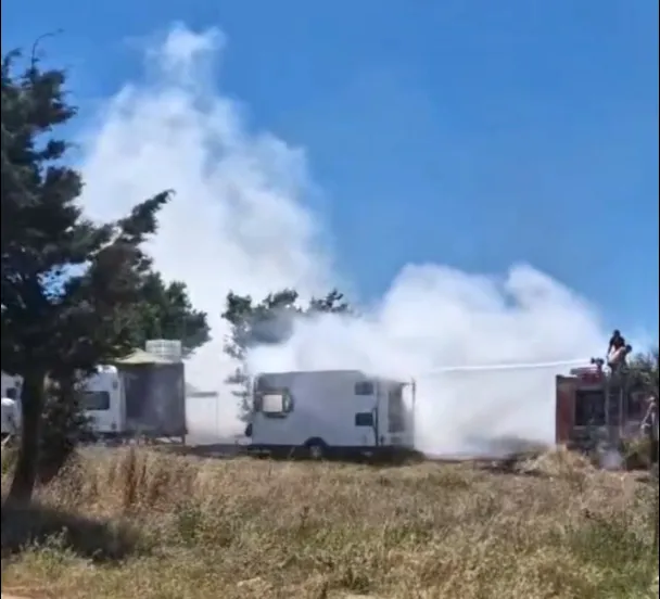 Enez sahilinde park halindeki iki karavan küle döndü