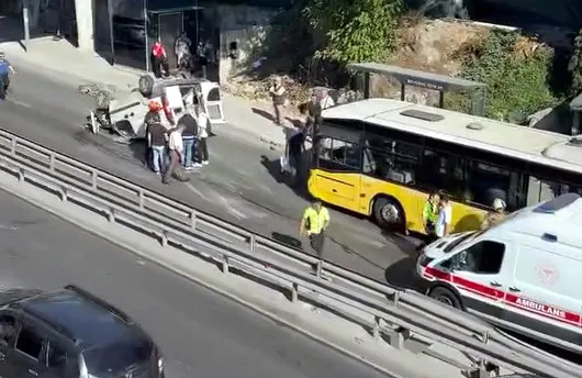 Avcılar'da trafikte dehşet anları İki araç yan yola uçtu