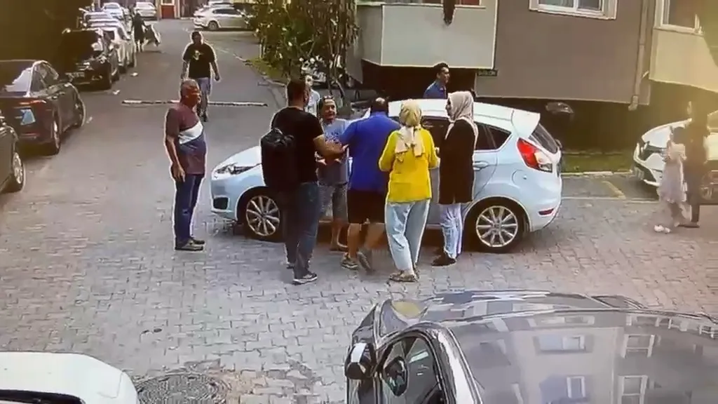 Çekmeköy’de basit bir trafik uyarısı aile kavgasına dönüştü
