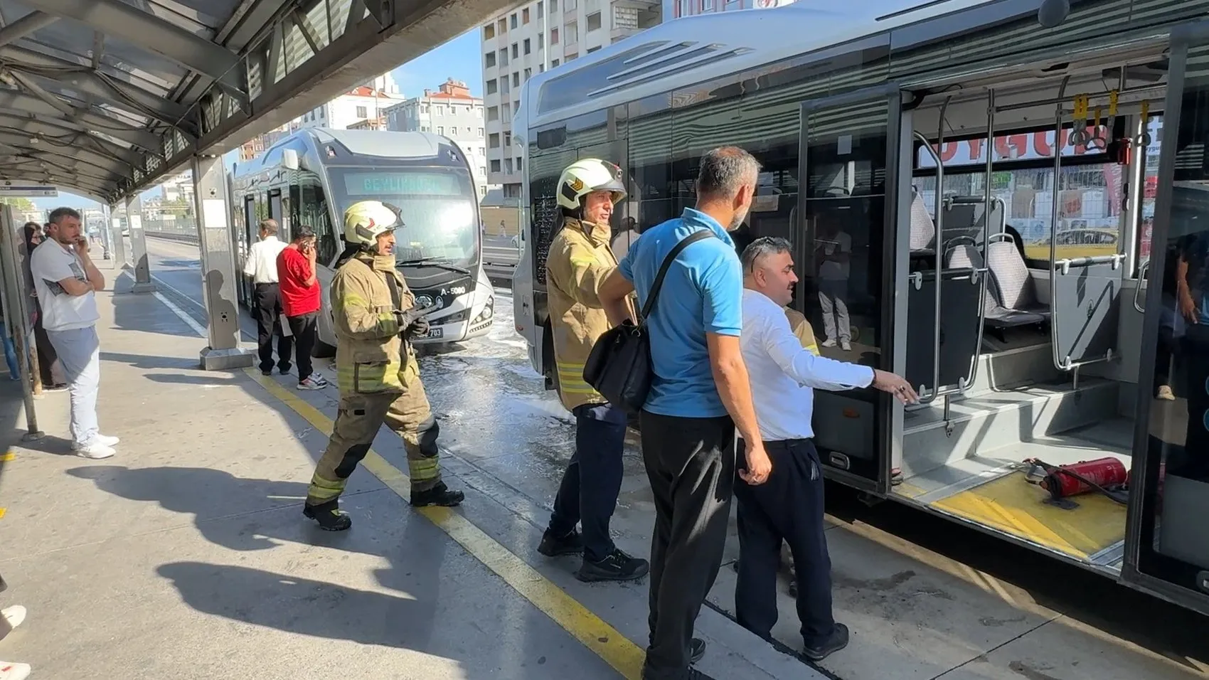 Avcılar’da metrobüs seferlerini aksatan yangın paniği