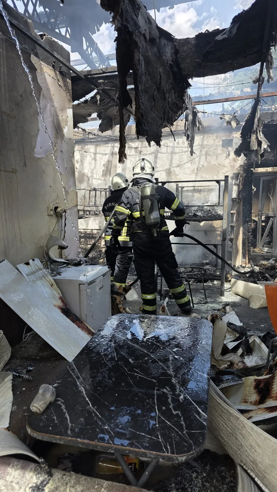 Şırnak’ta yanan evde itfaiyeciden hassas müdahale