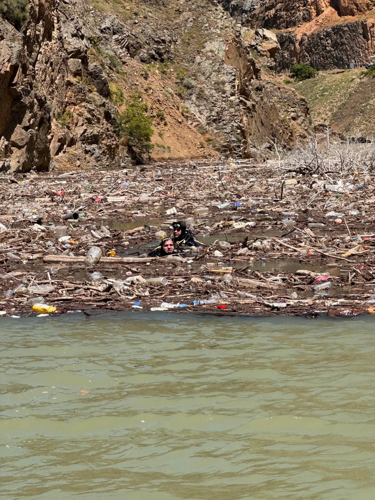 Artvin’de dereye uçan araçtaki baba ve oğul aranıyor
