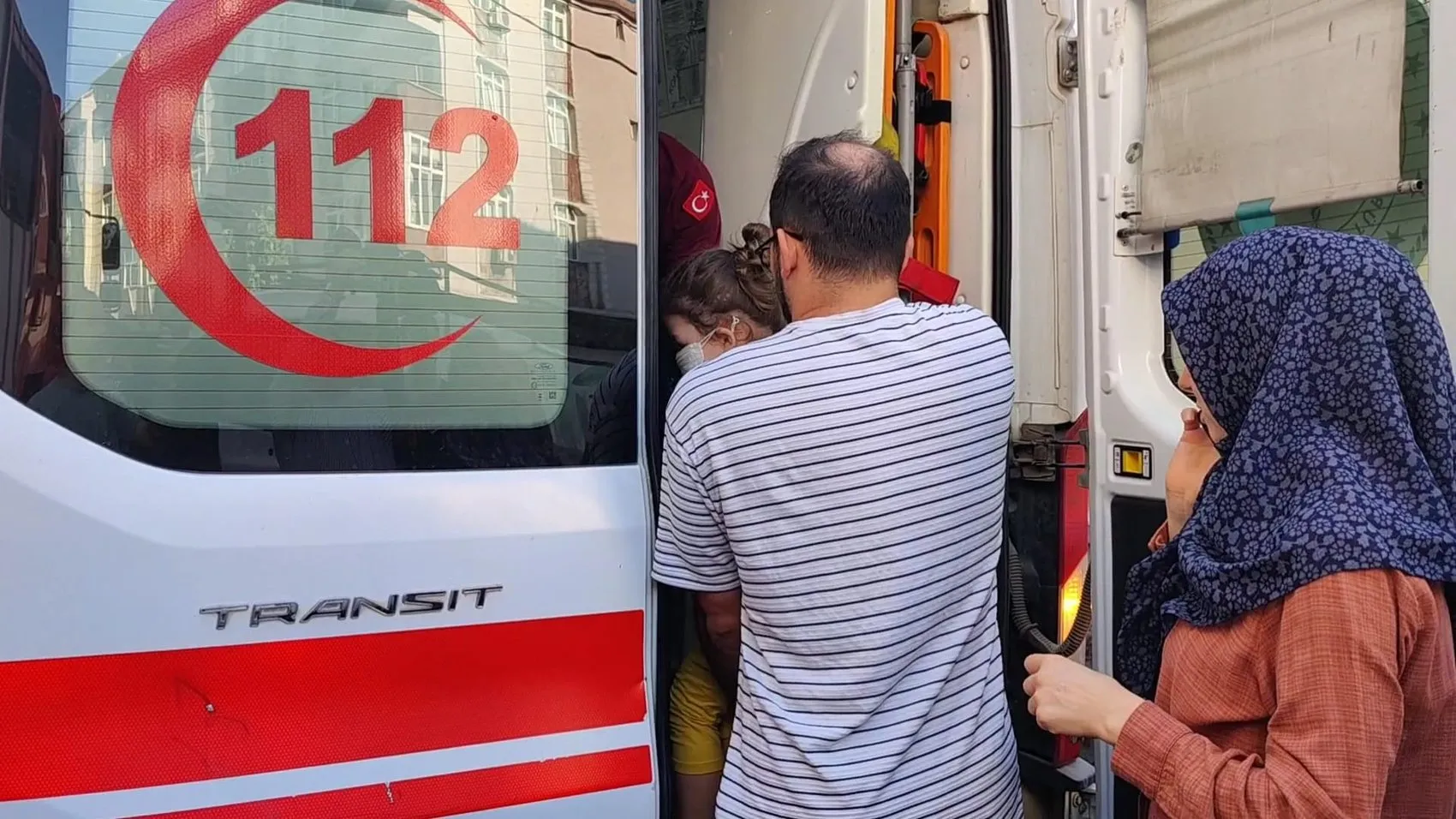 Gaziosmanpaşa’daki yangında korku dolu anlar Kardeşler ambulansta kavuştu