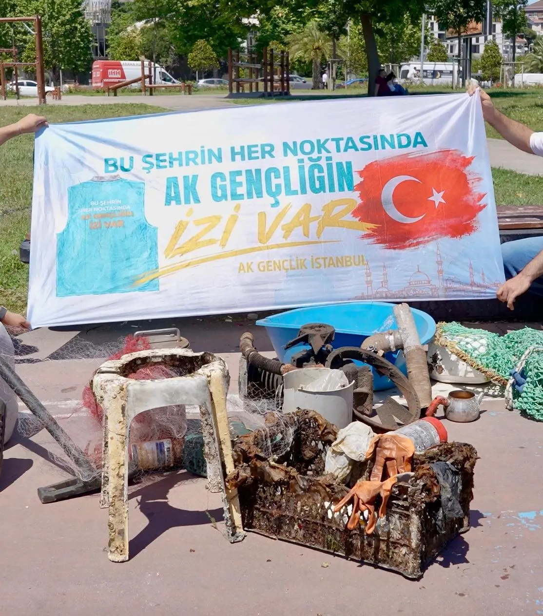 Maltepe sahilinde deniz dibindeki çöpler gün yüzüne çıktı