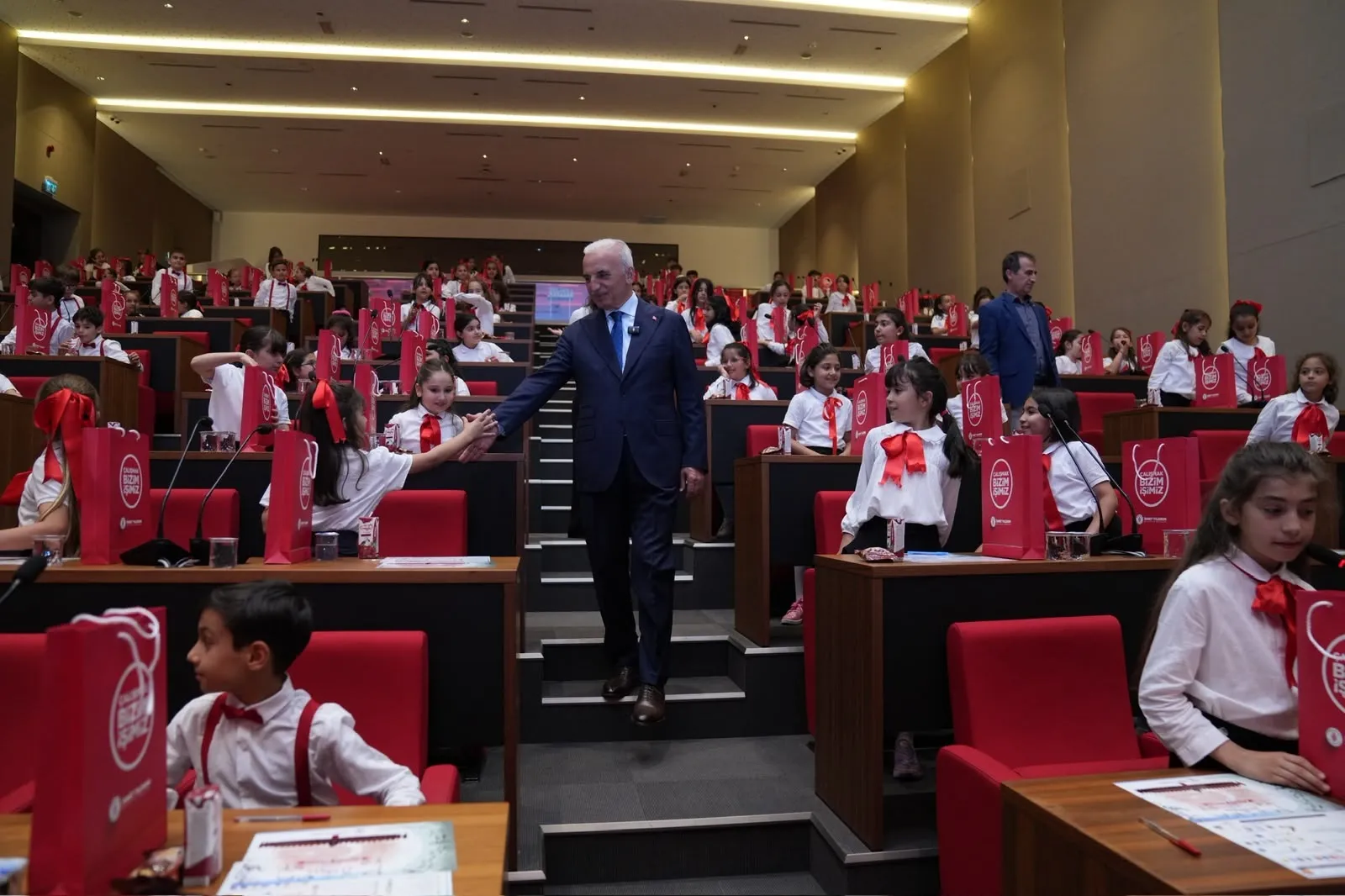 Ümraniye'de öğrencilere söz verilen tabletler teslim edildi