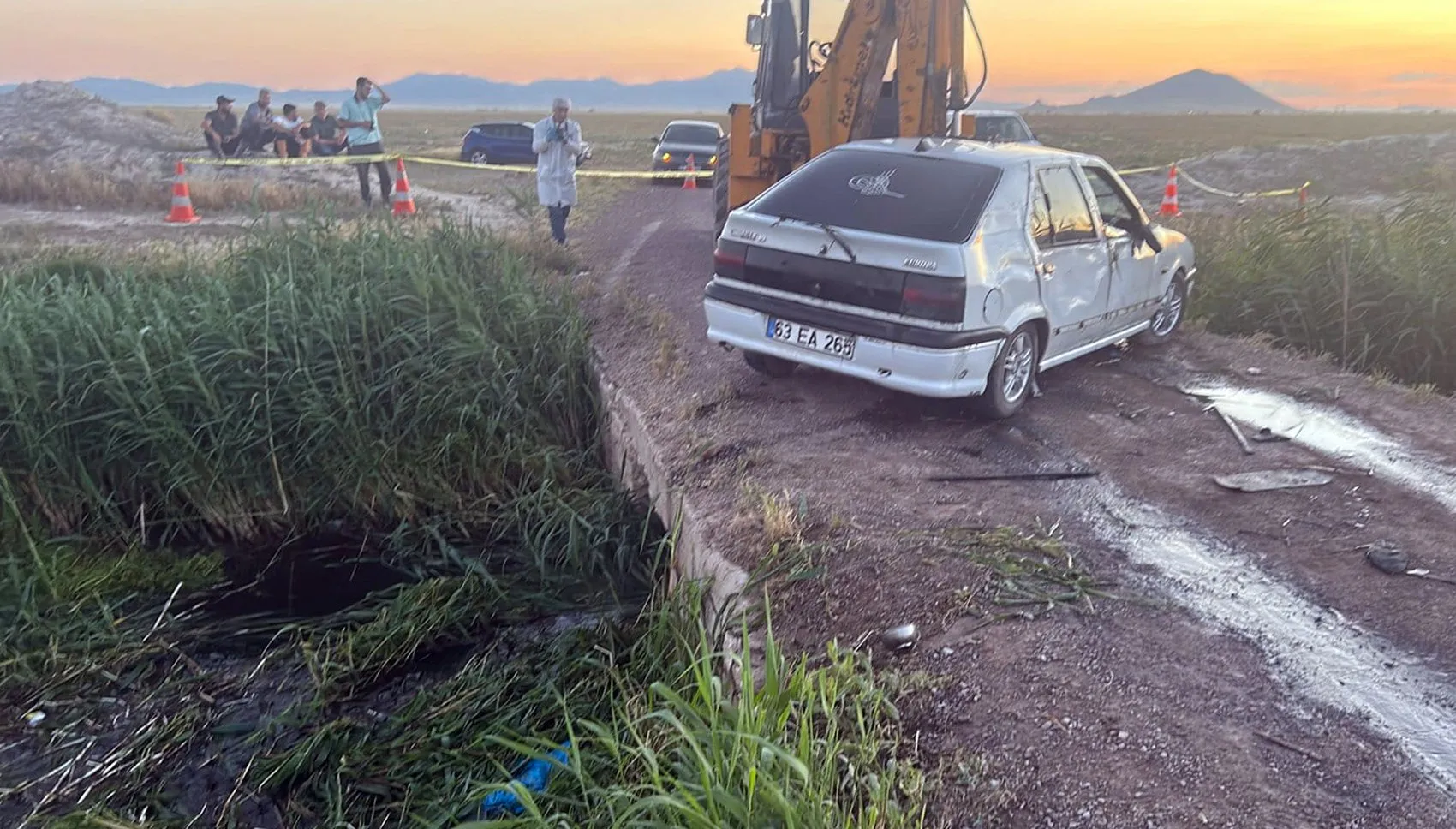 Karaman'da tarım işçisi aileyi taşıyan araç kanala uçtu