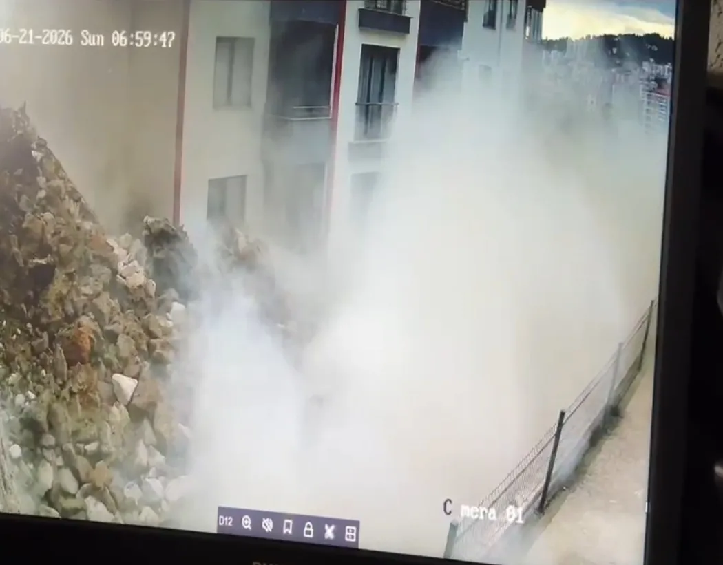 Trabzon'da faciadan dönüldü İstinat duvarı evin içine çöktü